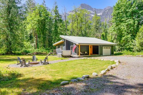 Gold Bar House | Deck, Hot Tub & Views: Sleek Getaway in Index!