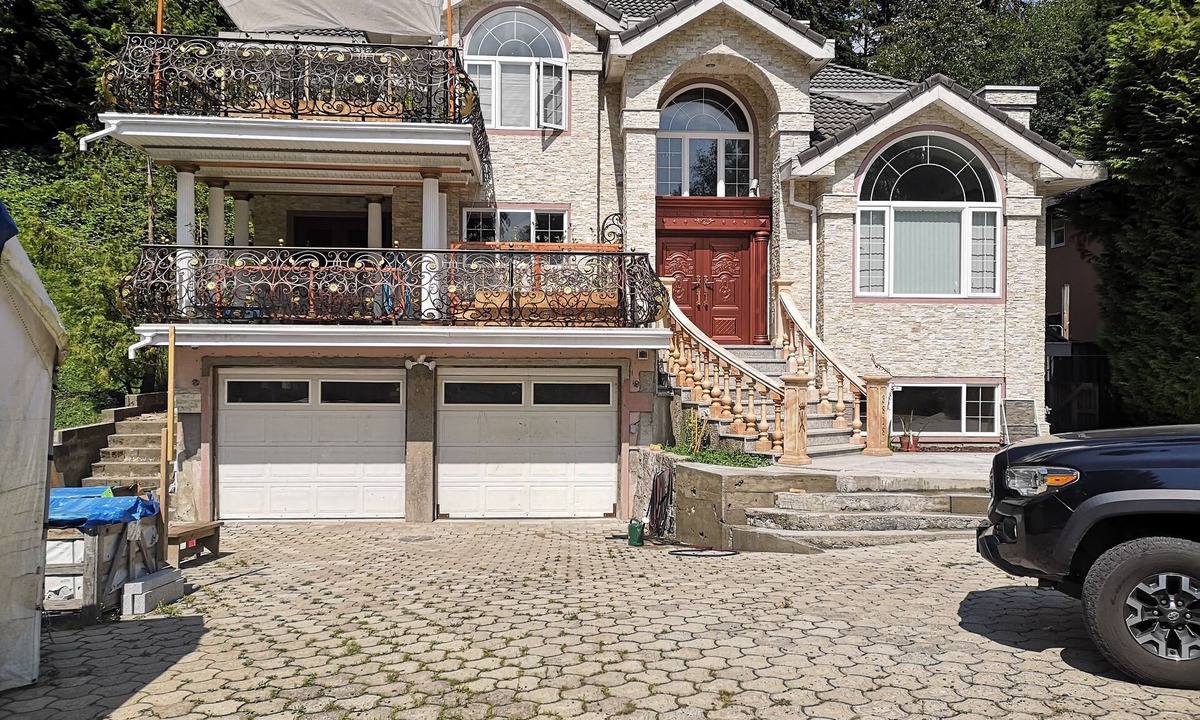 District of North Vancouver Apartment | Deep Cove 3 Bedroom for rent