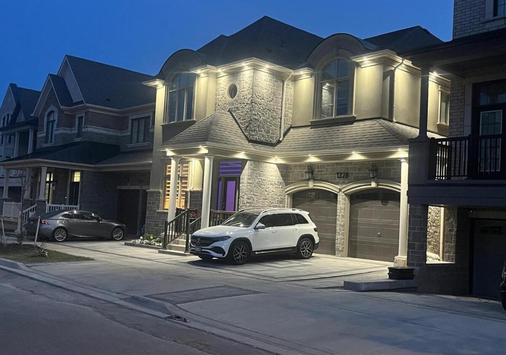 Oakville Apartment | Designer 4BR Basement Aymond Suites Oakville