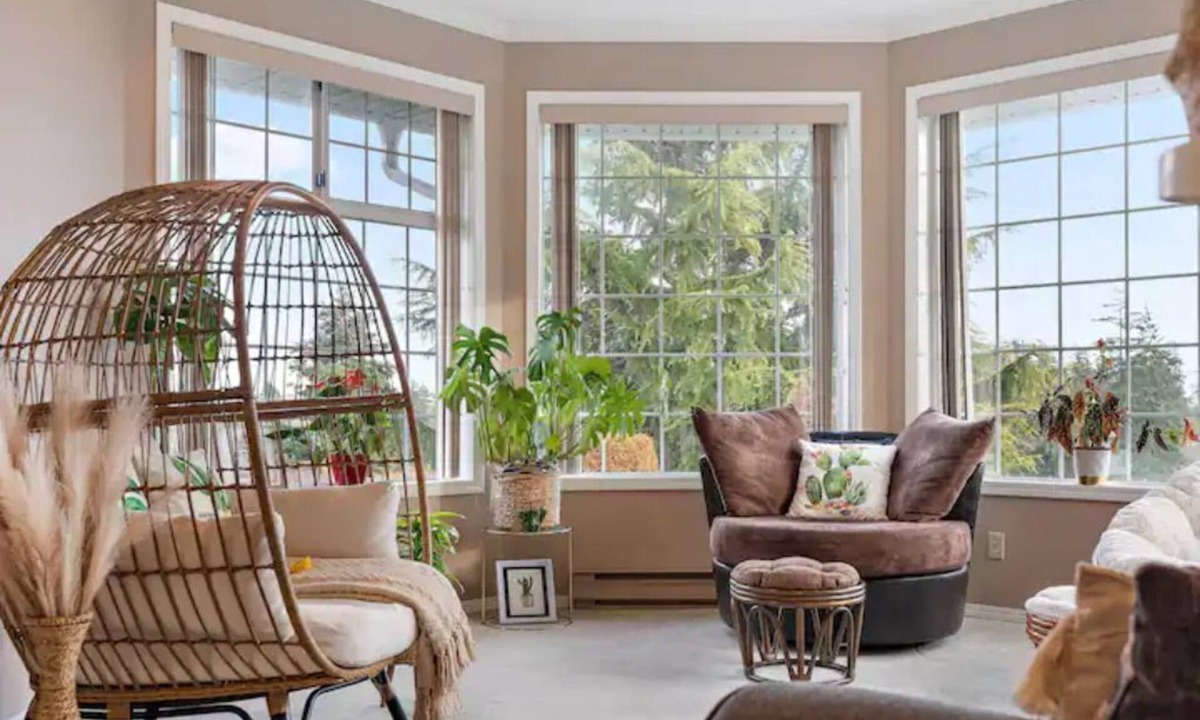 Saanich West House | Discover Tree Top StunningView | 4 bedrooms | 7 Sleeps | AC | Free parking