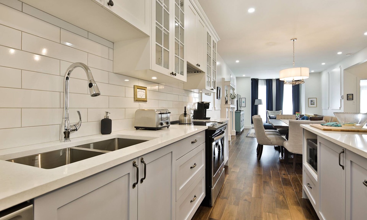 Outremont Apartment | DL | Modern French 3 Bedrms/2Bath MileEnd/Plateau