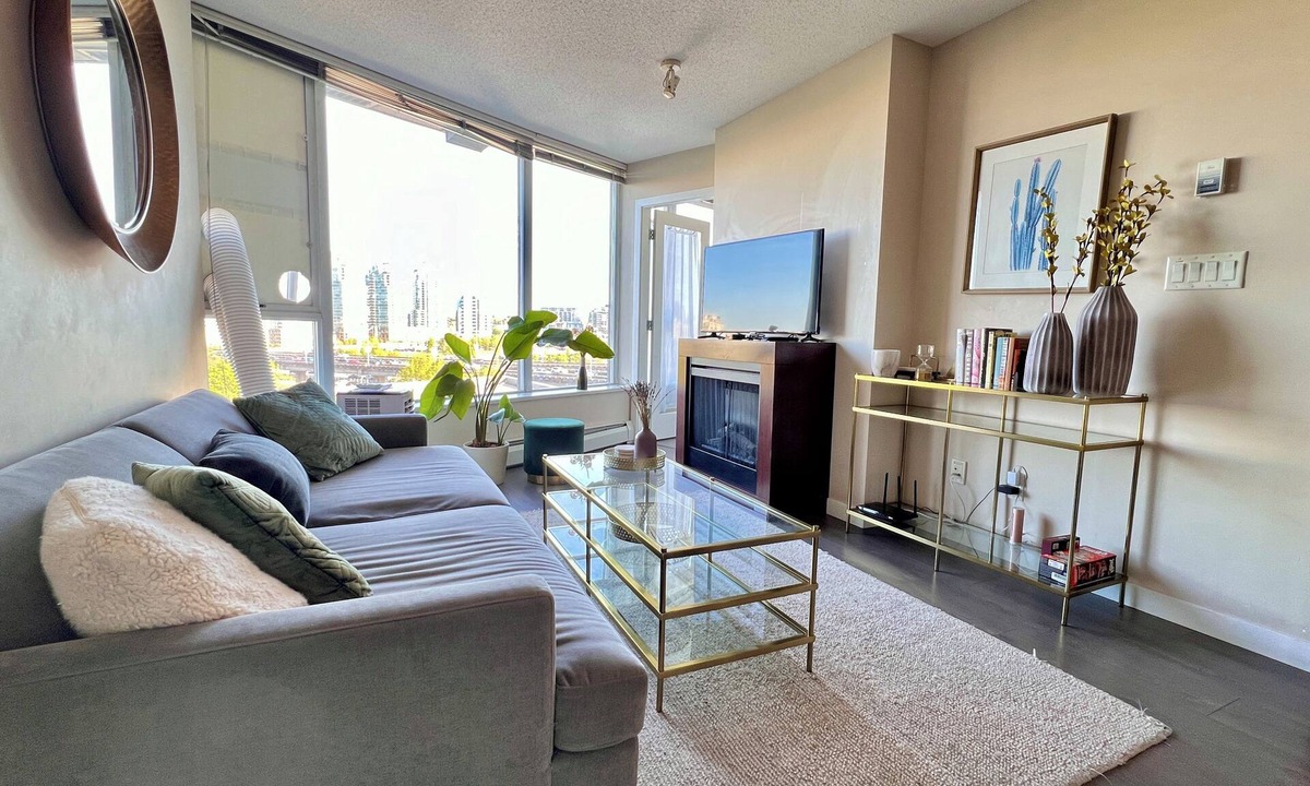 Crosstown Condo | Downtown condo | Sleeps 6 people AC | Pet friendly | Views & Skytrain Access