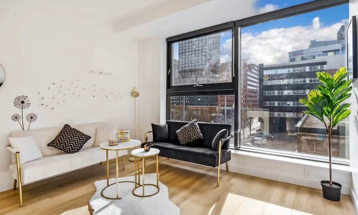 Mount Pleasant Apartment | Downtown Escape | Gym Access, Sauna & Pool Table Fun