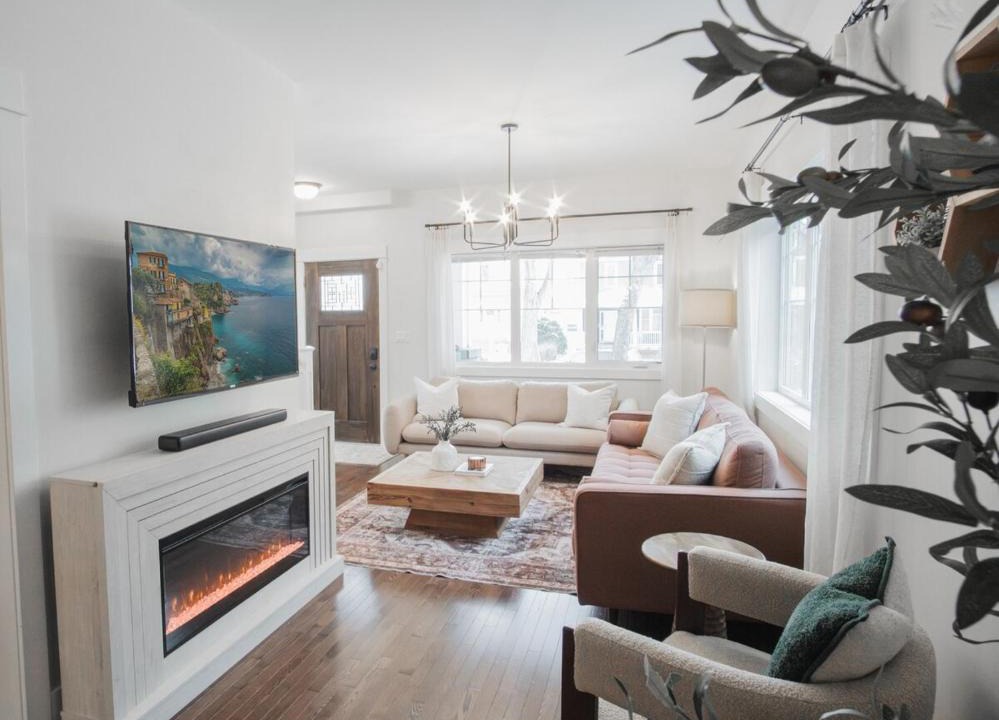 West Edmonton House | DOWNTOWN KINGBED 4Br FIREPLACE BIKELANE