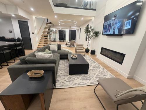 High River Villa | Downtown Luxe Elegant Stay for 2 King Ensuite