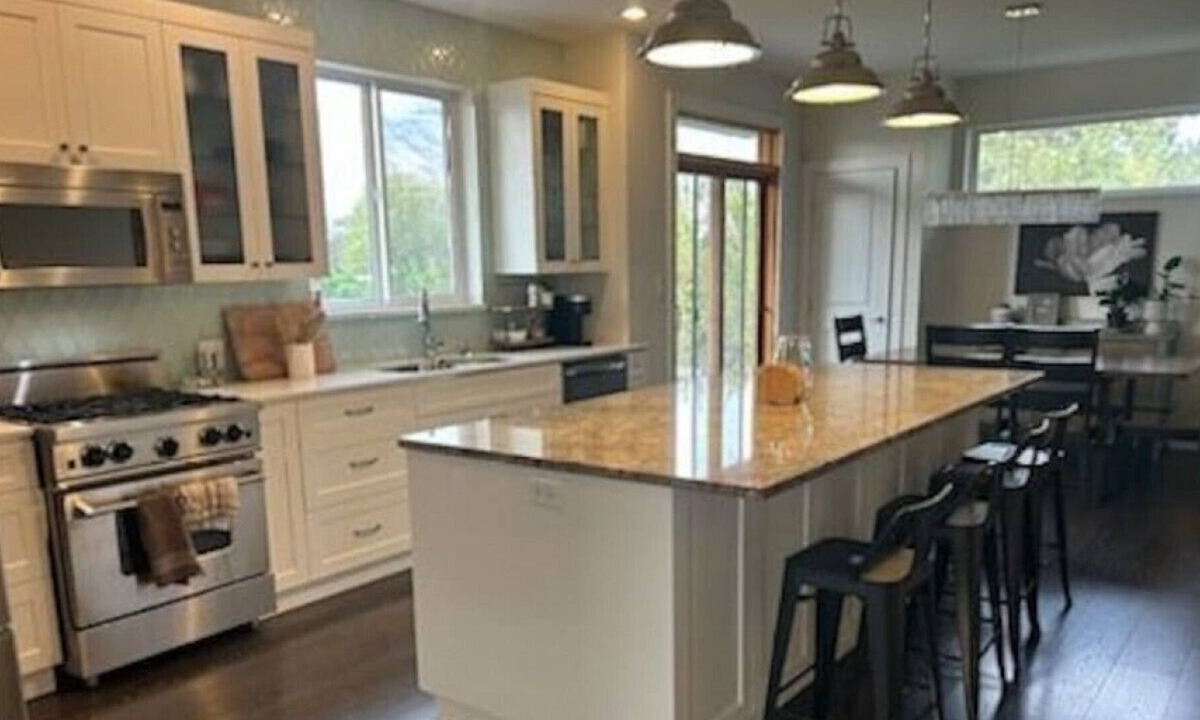 City Centre House | Downtown near the water!
