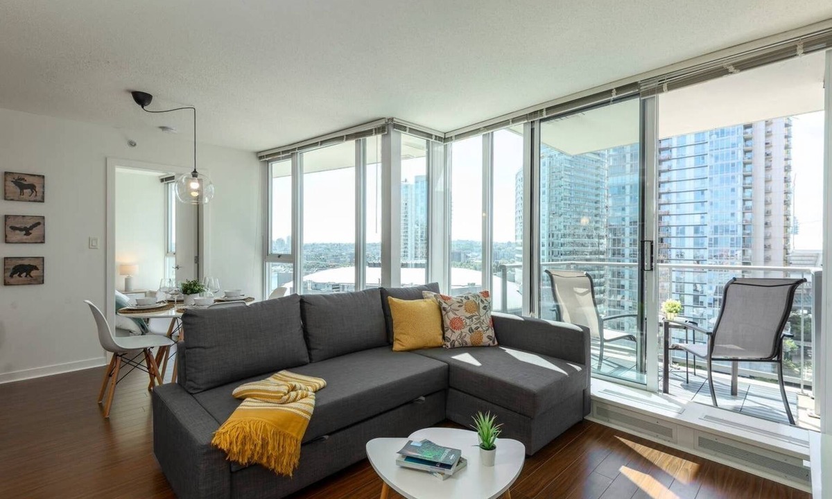 Crosstown Apartment | ★Downtown/RogersArena★✓Parking ✓Pool ✓Hot-tub ✓Gym