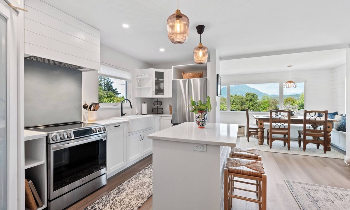 Tofino House | Downtown Tofino Bungalow-Tonquin,Restaurants,Tours