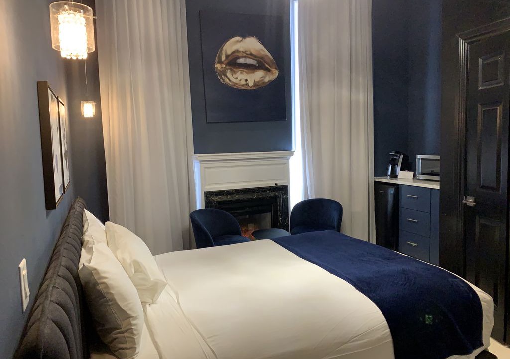 Golden Square Mile House | Dr Penfield Deluxe Queen Studio