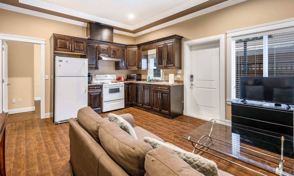 Surrey Newton House | Dream home 1 A suite (kitchen, own entrance )
