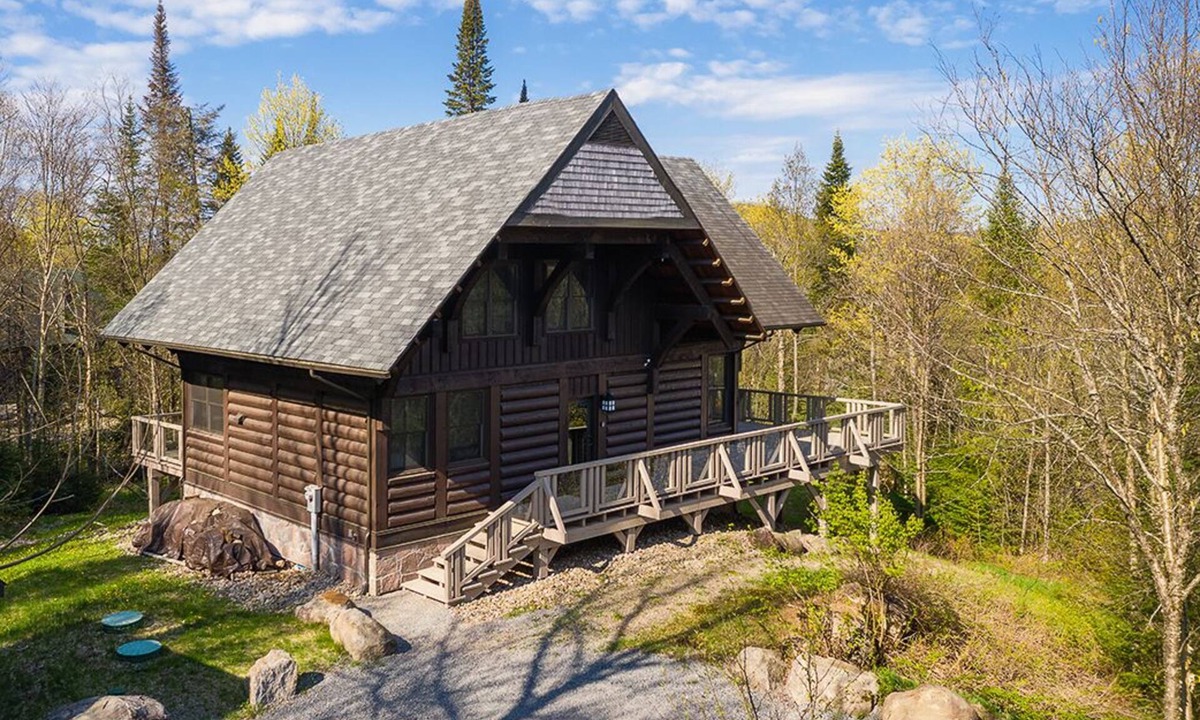 Lac-Superieur Ski Chalet | Dreamy Cozy 5 bedroom Chalet with spa, pool, tennis,lake