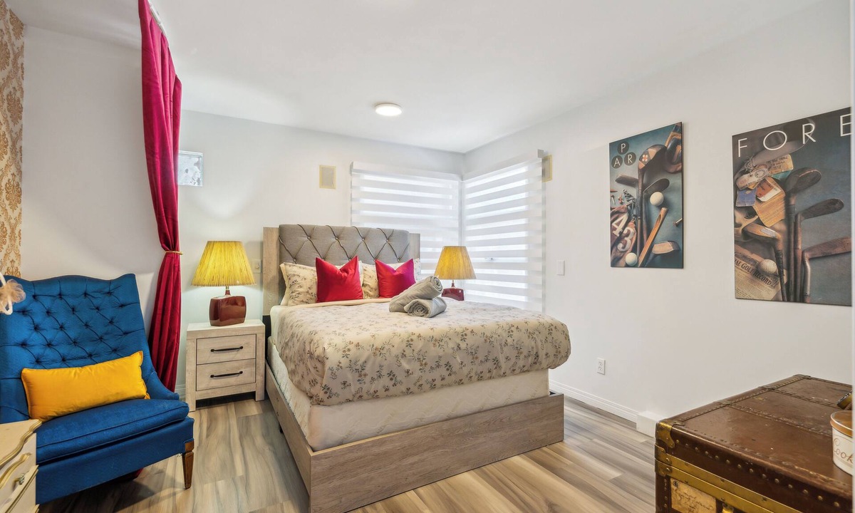 Hillhurst House | DT 5BR House | 2 Suites, 7 Bed+Sofa Bed, Sleeps 15
