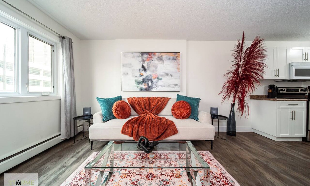 Downtown Edmonton Apartment | DT River Valley Condo | King Bed | Wifi |