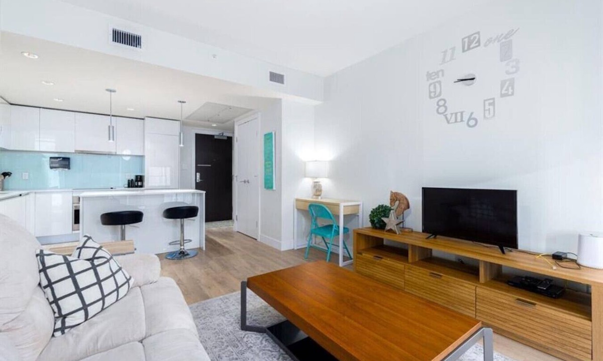Victoria Park Apartment | DT Skyline Views | UG Parking | Mins to Saddledome