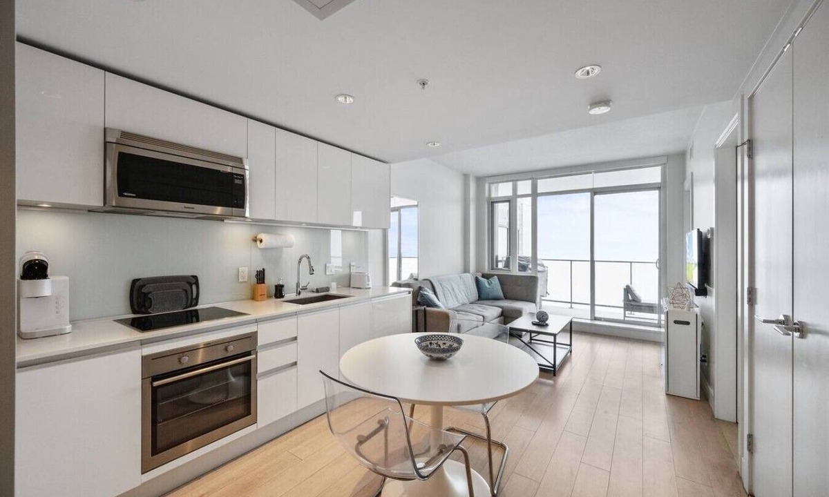 Beltline Apartment | DT Views | AC | Pullout Couch | Mins to Saddledome