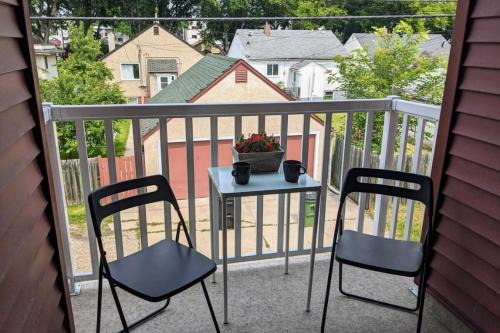 Old Strathcona Apartment | Dual-Suite Getaway - Sleeps 12 - Whyte Ave - NFLX
