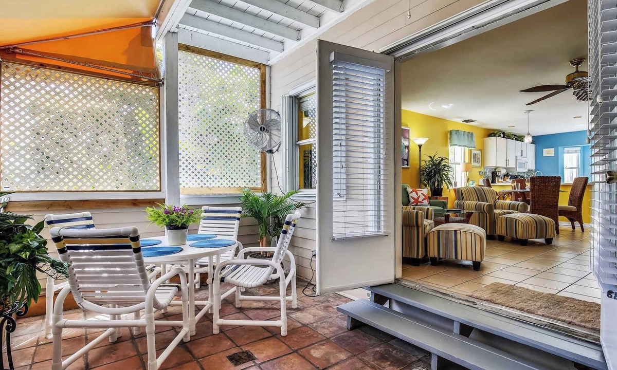 Uptown - Upper Duval Cottage | Duval Sea Turtle by Avantstay Great Location Close to Shops Shared Pool!
