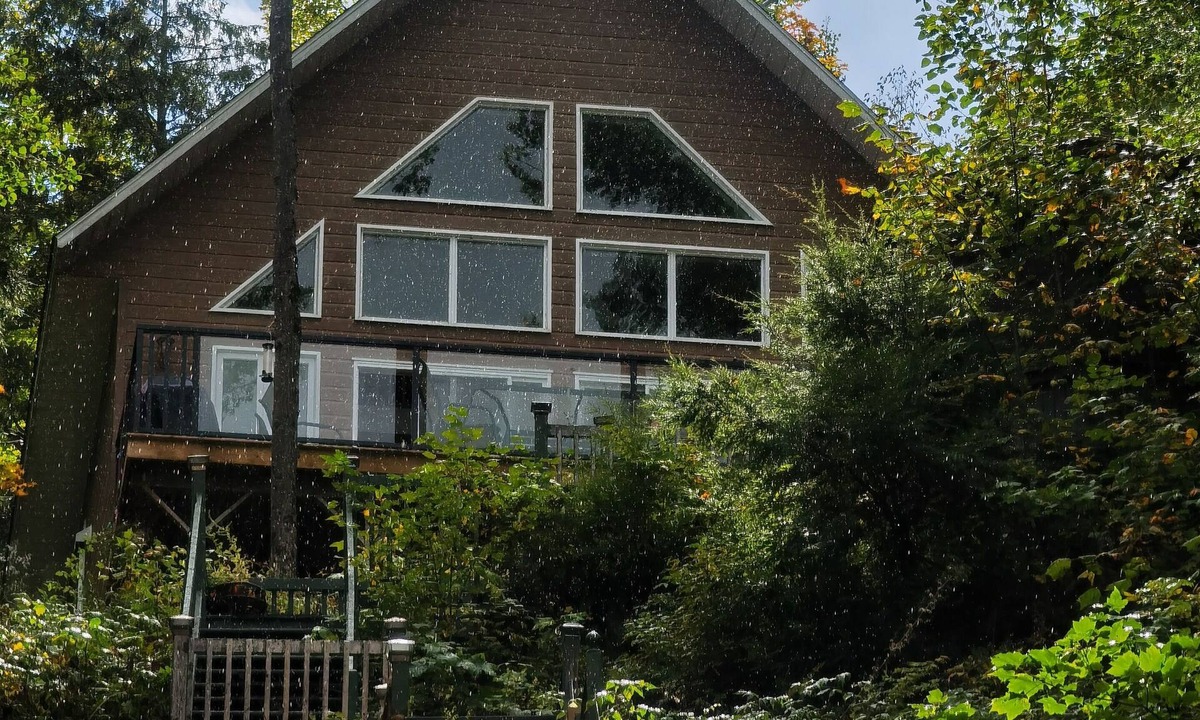 Val-des-Monts Ski Chalet | Eagle Nest Cottage. Waterfront cottage with astonishing views. Summer retreat.