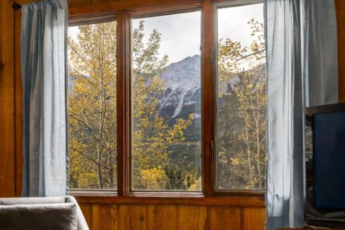Harvie Heights House | Eagles Nest Chalet with Private Deck Near Banff