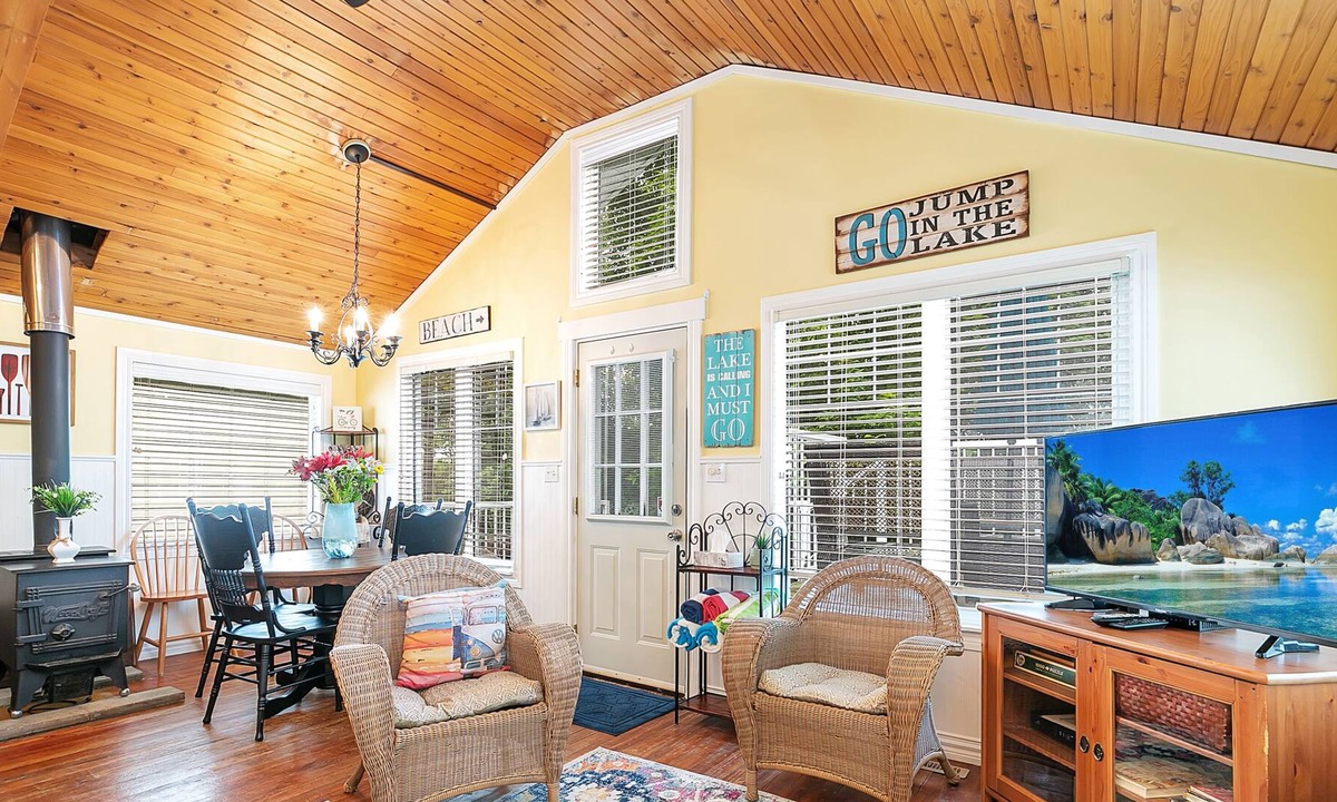 Sylvan Lake Cottage | EARLY BIRD DISCOUNT - ACROSS FROM LAKE - PRIME LOCATION!!!!