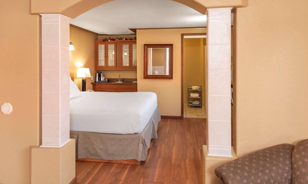 Medicine Hat Hotel | Econo Lodge Inn & Suites