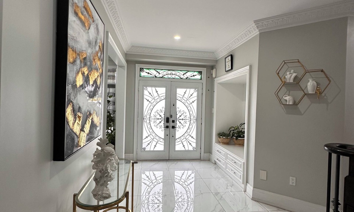 Brampton House | Elegant escape 4BR with POOL TABLE -Airport 20 min
