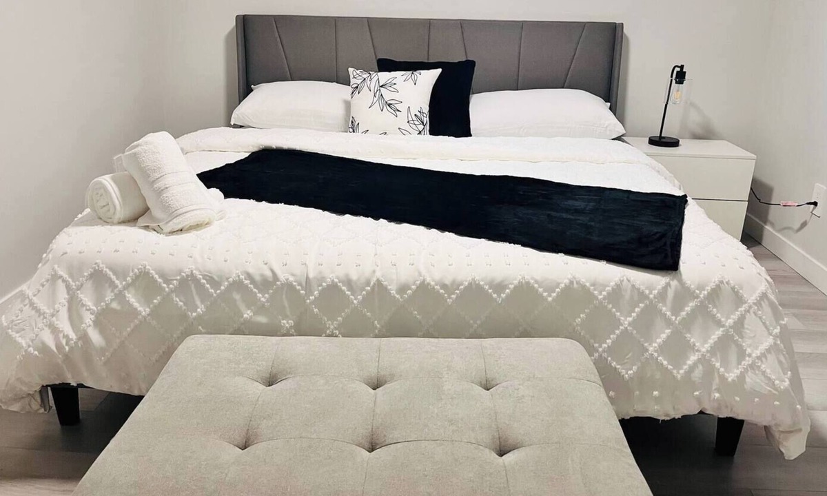 Southeast Edmonton Apartment | Elegant Suite| King Beds| Private Entrance| Wifi