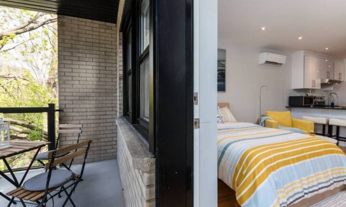 Plateau Mont Royal Apartment | Elegant & Sunny Flat in Trendy Le Plateau
