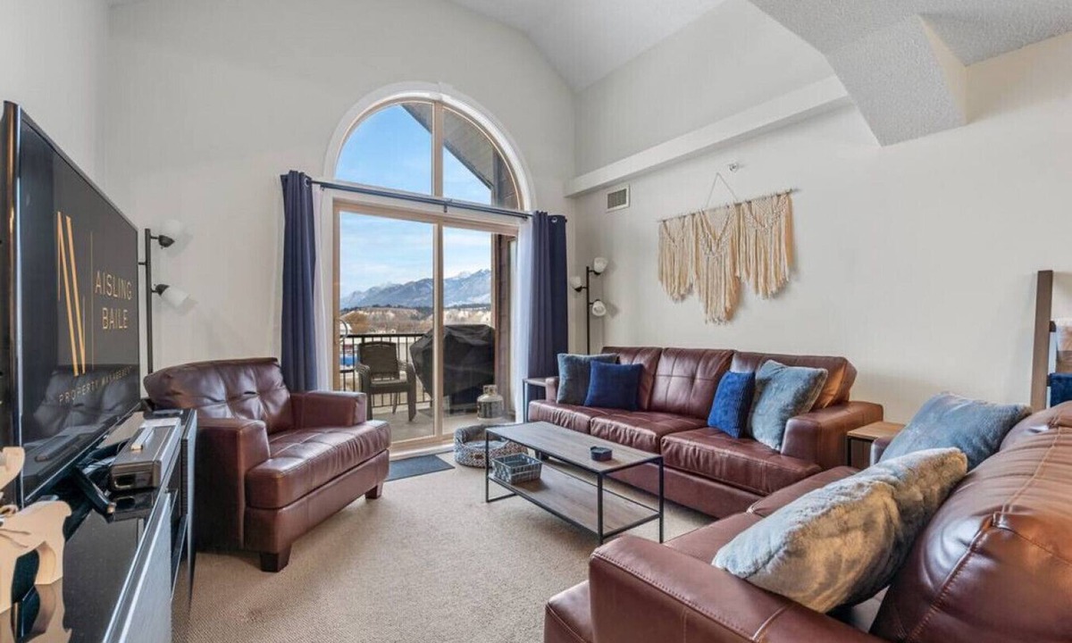 Invermere Apartment | En Pointe | Top Floor | Pool | Hot Tub | Gym