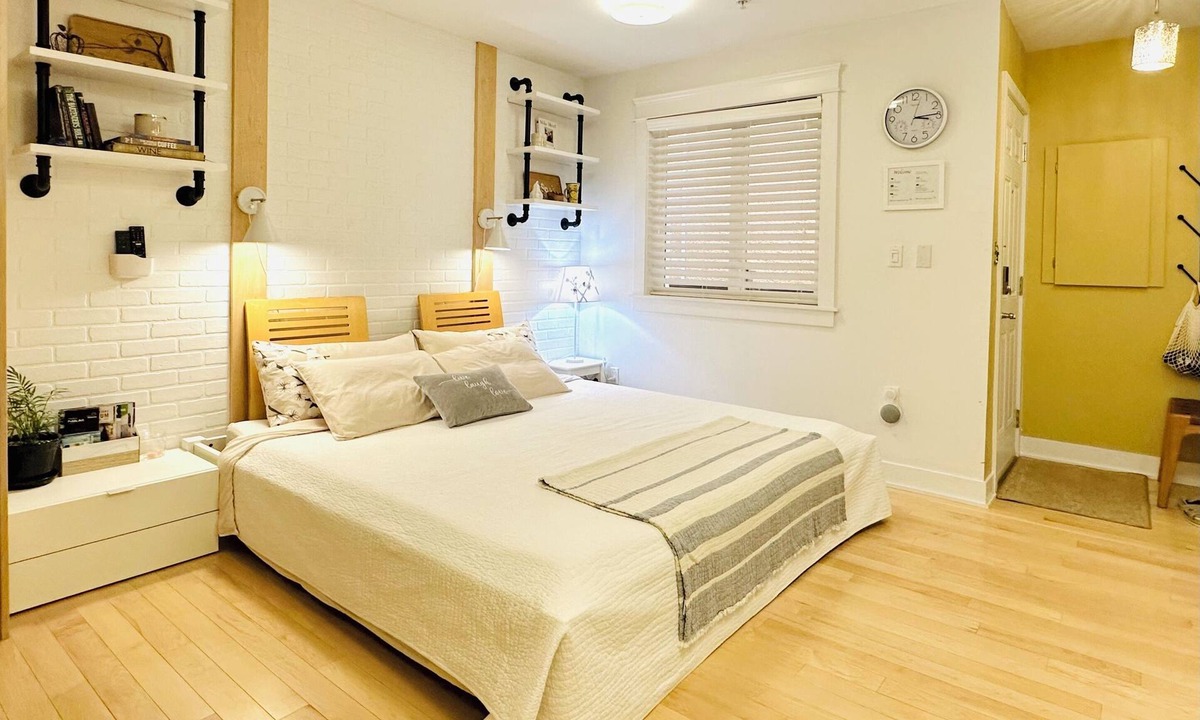 Grandview-Woodland Apartment | Entire Guest Studio Suite w/King-Bed | Bathtub | Parking