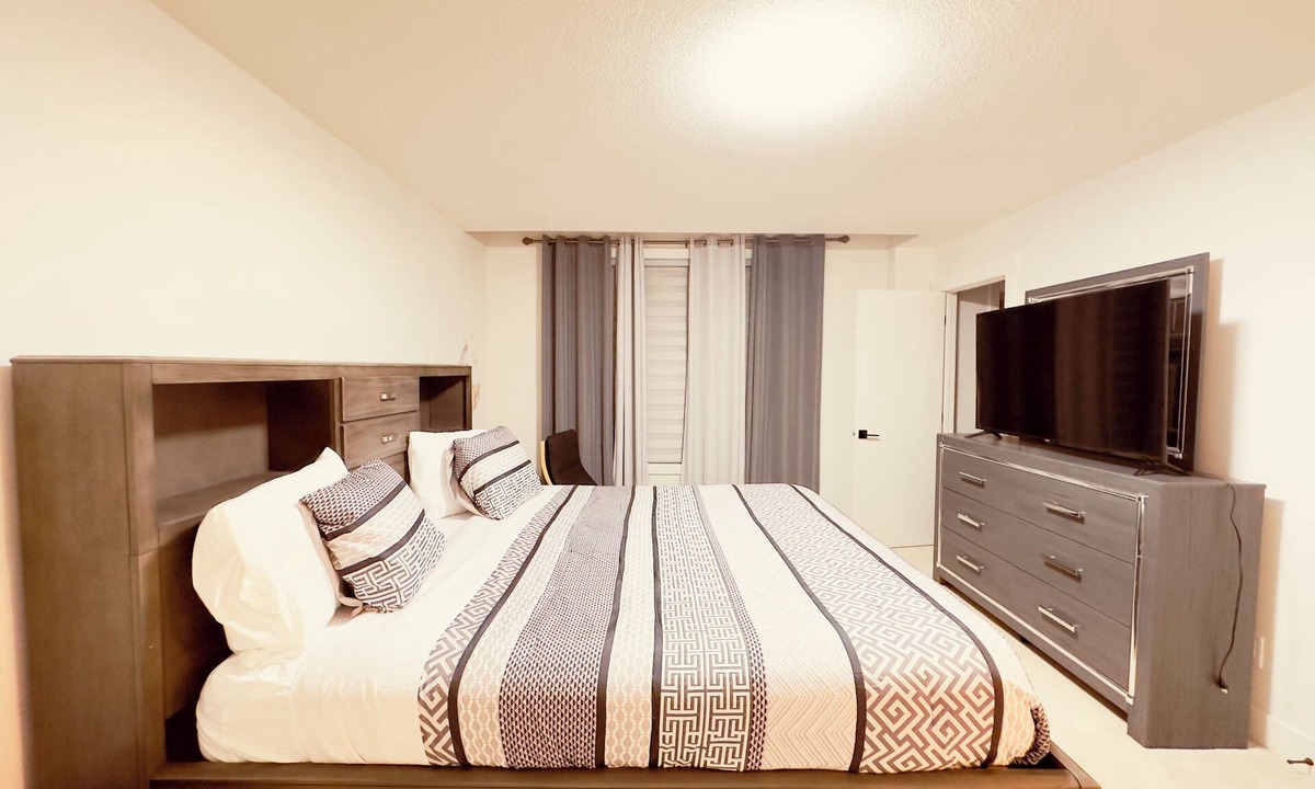Southwest Edmonton House | Entire Home in Southwest Edmonton