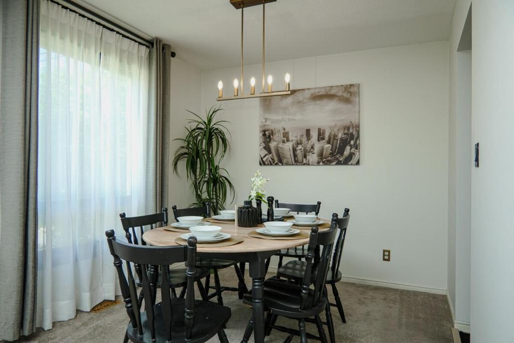 Belleville House | Entire Home in the heart of the Bay of Quinte