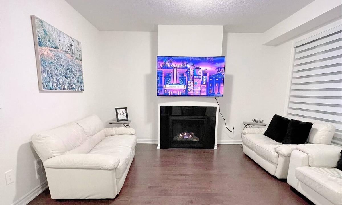 Milton House | Entire luxurious Retreat 4 Bedroom 2.5 washroom inMilton forlarge families of 10