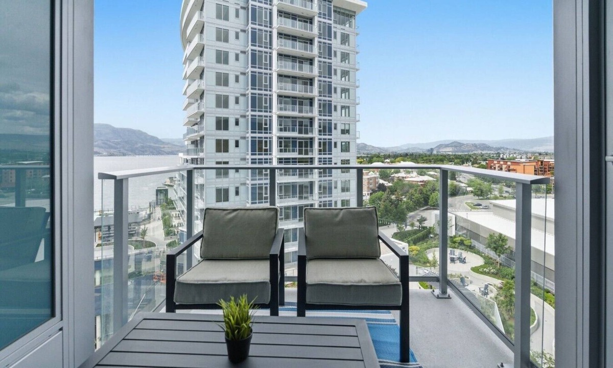 South Pandosy Condo | Epic Lake Views | Modern 1BR