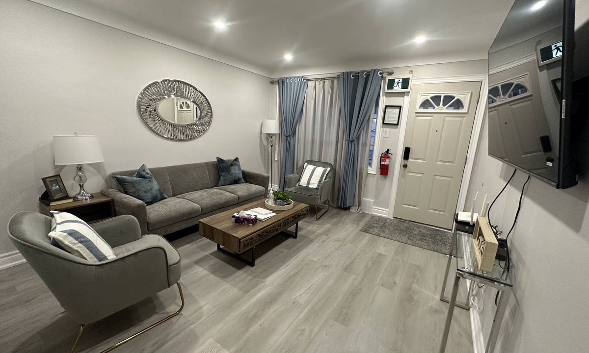 Niagara Falls House | Esther’s Vacation Home . Walking distance to Clifton fun street