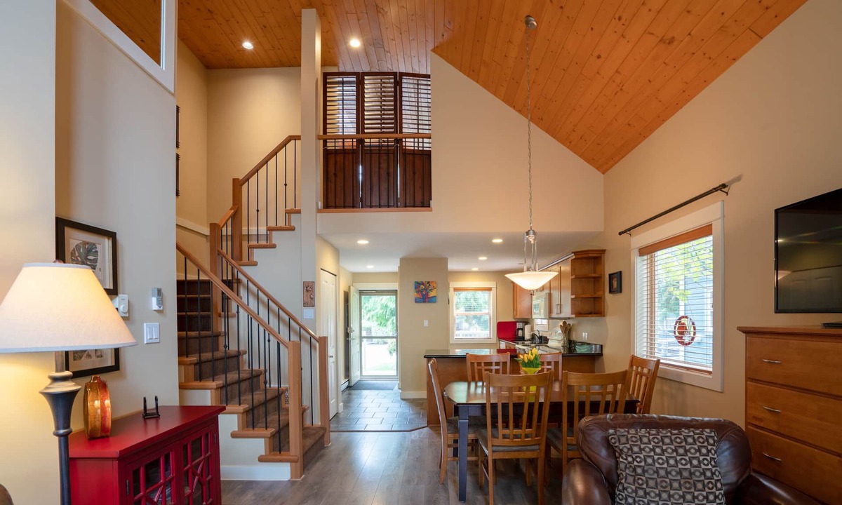 Regional District of Nanaimo Resort | Exceptional Oceanside Cottage in Parksville BC located in Popular Resort Area!