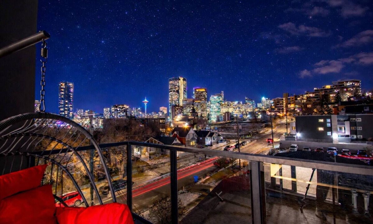 Crescent Heights Apartment | Executive Suite| Downtown Skyline View| UG Parking