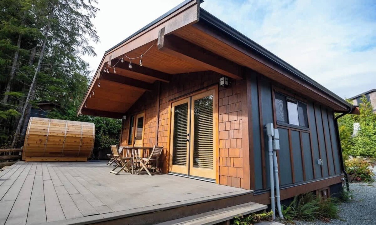 Port Renfrew Cabin | Explorer's Retreat Sauna & Bunkhouse & Fire pit