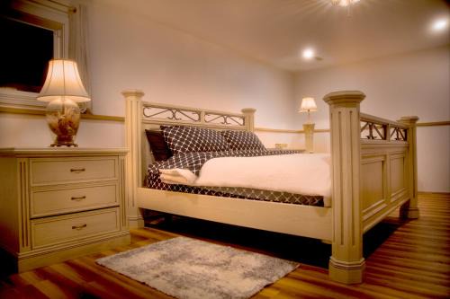 Calgary House | Extra Spacious vintage styled basement apartment - private