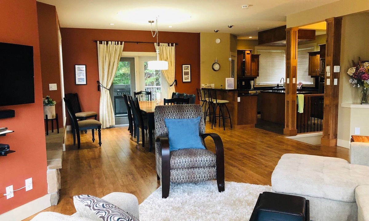 Silver Star Mountain Ski Chalet | Fabulous Home on Lower Knoll - Each Bedroom w/Ensuite, Private Hot Tub & BBQ