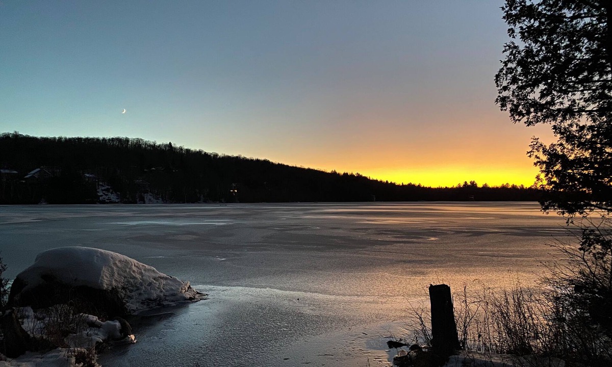 Rawdon Cottage | Family cottage remote work haven. Starlink. Ski hill, trails, and Nordic spa.