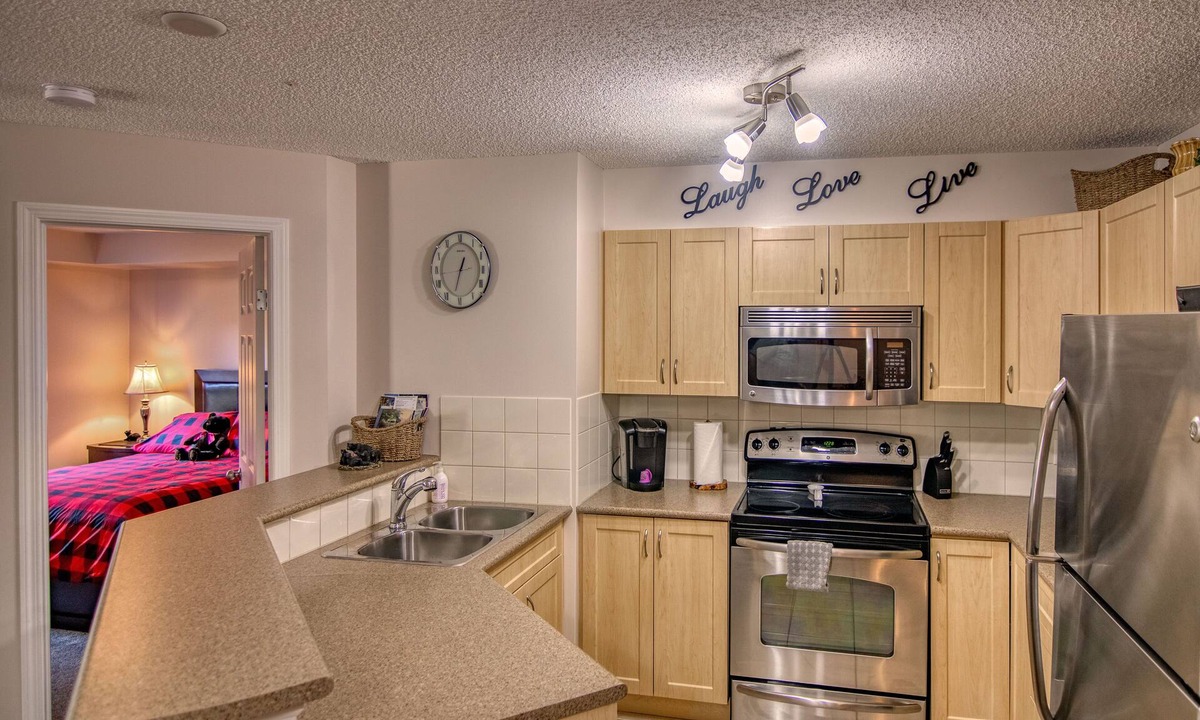 Invermere Apartment | Family Mountain Condo | 5 min walk to beach | Pool
