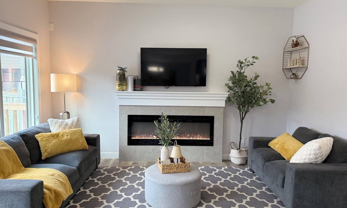 Southwest Edmonton House | Family Retreat| King Beds| AC| Sleeps 8