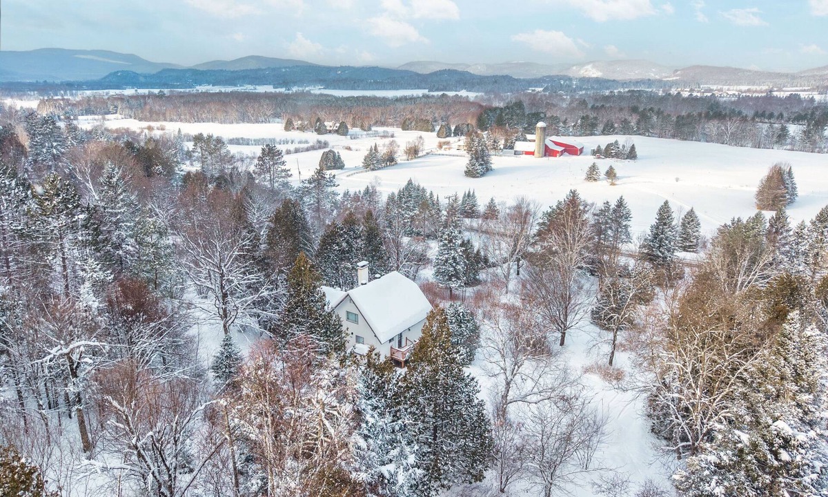 Mont-Tremblant Cottage | Fantastic 4-bedroom cottage close to skiing and shopping in Mont-Tremblant