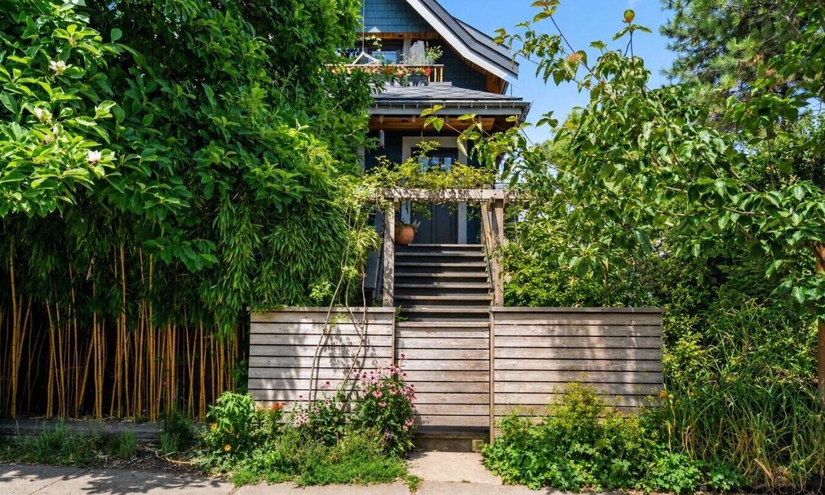 Grandview-Woodland Condo | Fantastic EastVan Ground Level Suite Near Downtown
