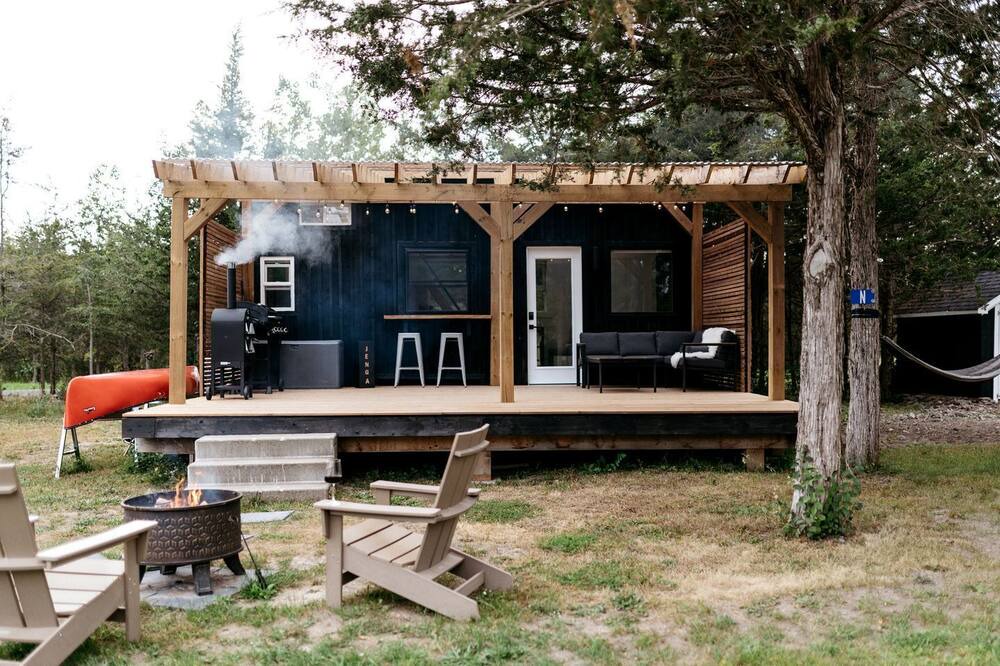 Tyendinaga Mohawk Territory Cabin | Fantastic Tiny House with Barbecue and Fire Pit in Deseronto, Ontairo
