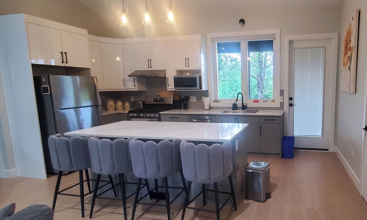 West Abbotsford House | Farm & Garden Bungalow Retreat