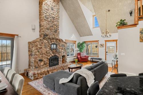 Sylvan Lake House | Fern and Pine 4BR Retreat by Lake w Deck