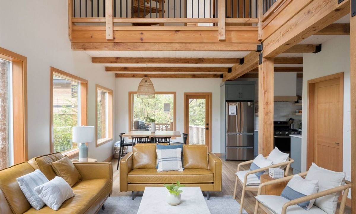 Tofino House | Fetch Tofino- hot tub, close to town and beach!
