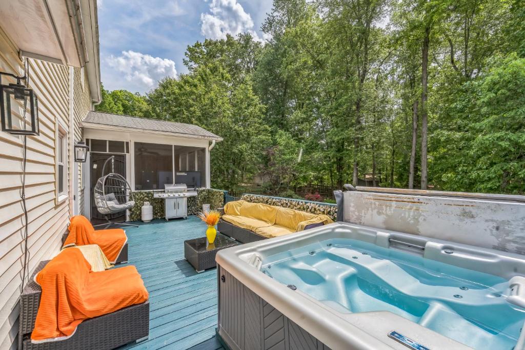 Kernersville House | Firepit Games Grill Hot Tub Arcade & King Bed